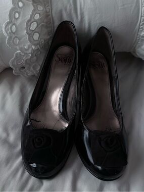 Sofft size 8 Black Patent Leather Floral Pump - Black